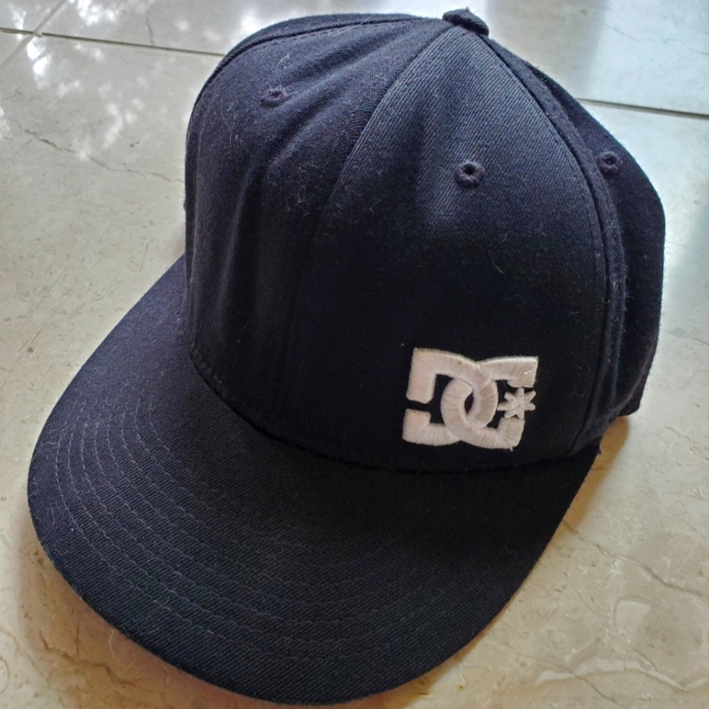 DC FLEXFIT BASEBALL HAT CAP S/M BLACK